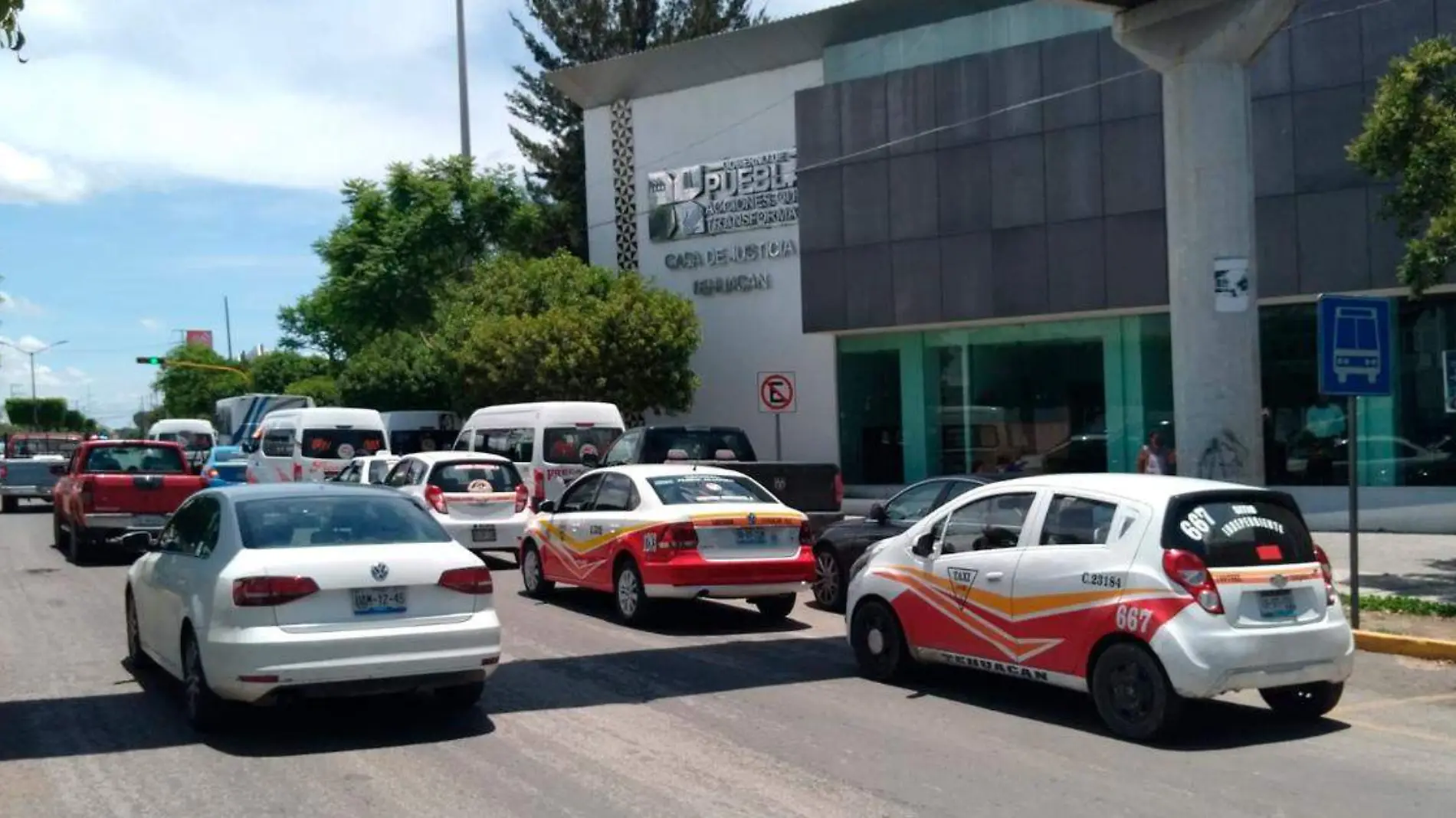 Los servicios de taxis ahora son menos requeridos por las aplicaciones que ofrecen el servicio de traslado